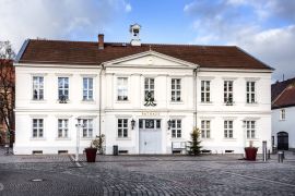 Lais Puzzle - Deutschland, Prignitz, Pritzwalk: Panorama Frontansicht des Rathauses im Stadtzentrum der deutschen Kleinstadt mit Haupteingang, öffentlichem Platz und blauem Himmel - Konzept Verwaltung. - 2.000 Teile