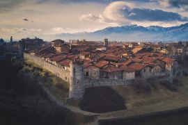 Lais Puzzle - Ricetto von Candelo, Biella, Italien, Luftaufnahme bei Sonnenuntergang - 2.000 Teile