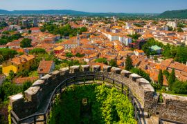 Lais Puzzle - Luftaufnahme des Stadtzentrums von Görz und der halbkreisförmigen Bastion der mittelalterlichen Burg, Friaul Julisch Venetien, Italien - 2.000 Teile