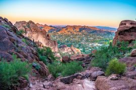 Lais Puzzle - Farbenfroher Sonnenaufgang auf dem Camelback Mountain in Phoenix, Arizona - 2.000 Teile