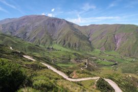 Lais Puzzle - Die Bergstraße Cuesta del Obispo schlängelt sich durch grüne Hügel - 2.000 Teile