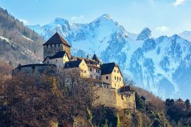 Lais Puzzle - Schloss Vaduz, Liechtenstein, mit schneebedeckten Alpenbergen im Hintergrund - 2.000 Teile