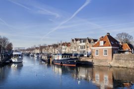 Lais Puzzle - Historische Häuser und Boote vor Anker in Brielle, Niederlande - 2.000 Teile