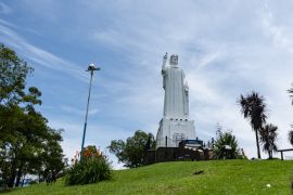Lais Puzzle - Der Cristo Bendicente ist eine Skulptur, die sich auf dem Gipfel des Cerro San Javier befindet. - 2.000 Teile