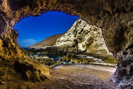 Lais Puzzle - Das berühmte Reiseziel von Cuevas de Anzota (Anzota-Höhlen). Erstaunliche Klippenwanderung über das Wasser des Pazifischen Ozeans mit beeindruckenden Höhlen mit riesigen Fenstern über dem Meer. Eine wundervolle und fantasievolle...