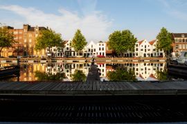 Lais Puzzle - Blick auf den Kanal mit Booten und schönen Gebäuden von Vlaardingen - 2.000 Teile