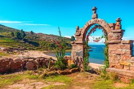 Lais Puzzle - Steinbogen am Eingang zum Inneren der Insel Taquile im Titicacasee, Peru - 2.000 Teile