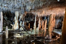 Lais Puzzle - Parks Victoria Buchan Caves, Stalaktiten und Stalagmiten im Inneren der Royal Cave, Australien - 2.000 Teile