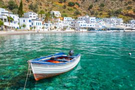 Lais Puzzle - Fischerboot und das malerische Dorf Loutro auf Kreta, Griechenland - 2.000 Teile