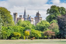 Lais Puzzle - Blick auf das Schloss von Cardiff vom Bute-Park im Zentrum von Cardiff, Wales, UK - 2.000 Teile