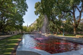 Lais Puzzle - Plaza Independencia (Unabhängigkeitsplatz) Brunnen mit rotem Wasser wie Wein - Mendoza, Argentinien - Mendoza, Argentinien - 2.000 Teile