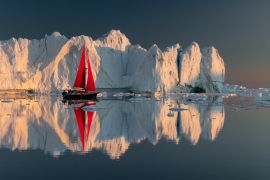 Lais Puzzle - Grönland Mitternacht Sonnenuntergang Eisberg perfekte Reflexion Panorama mit roten Segelschiff - 2.000 Teile