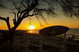Lais Puzzle - Sonnenuntergang und Surfbrett in Lobitos, Peru - 2.000 Teile