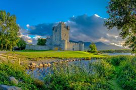 Lais Puzzle - Idyllische Landschaft von Ross Castle im Killarney National Park in Irland. Reise mit dem Auto durch den Ring of Kerry - 2.000 Teile