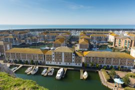 Lais Puzzle - Brighton Yachthafen mit Häusern, Booten und Yachten an einem schönen Tag in East Sussex England - 2.000 Teile
