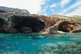 Lais Puzzle - Felsküste mit großer Höhle an der Küste und Fischen unter Wasser, geteilte Ansicht über und unter Wasseroberfläche, Comunidad Valenciana, Spanien - 2.000 Teile