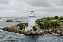 Lais Puzzle - Hells Gate Lighthouse an der Mündung des Macquarie Harbour an der Westküste von Tasmanien, Australien - 2.000 Teile