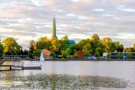 Lais Puzzle - Ein malerischer und leerer Holzsteg am schwedischen See Trummen in Vaxjo, in der Region Smaland, Schweden an einem sonnigen Tag mit einigen Wolken am Himmel. Vaxjo ist bekannt als die grünste Stadt in Europa - 2.000 Teile