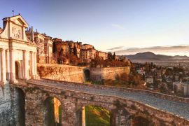 Lais Puzzle - Bergamo, Porta san Giacomo, alte Tür zur Oberstadt von Bergamo, Italien - 2.000 Teile