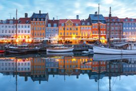 Lais Puzzle - Panorama der Nordseite des Nyhavn mit bunten Fassaden alter Häuser und alter Schiffe in der Altstadt von Kopenhagen, der Hauptstadt Dänemarks - 2.000 Teile