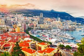 Lais Puzzle - Fürstentum Monaco. Malerischer Panoramablick auf Monaco bei Sonnenuntergang. Blick auf Wohngebäude, Casino, Hafen mit Luxusyachten. Monaco ist ein beliebtes Reiseziel für Glücksspiel - 2.000 Teile