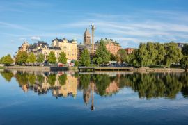 Lais Puzzle - Die Uferpromenade von Norrköping und der Fluss Motala an einem ruhigen Sonntagabend im frühen September. Norrköping ist eine historische Industriestadt in Schweden - 2.000 Teile