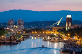 Lais Puzzle - Pescara (Italien) - Der Blick in der Abenddämmerung von der monumentalen Brücke Ponte del Mare im Kanal und Hafen der Stadt Pescara, Region Abruzzen. - 2.000 Teile