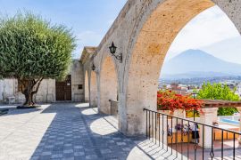 Lais Puzzle - Mirador von Yanahuara in Arequipa mit Blick zum Misti - 2.000 Teile