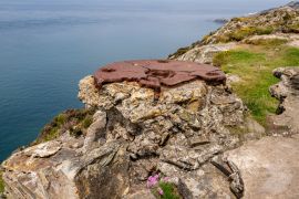 Lais Puzzle - Küste von Anglesey bei Holyhead, mit North Stack im Hintergrund, Wales - 2.000 Teile
