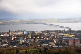 Lais Puzzle - Blick auf das Stadtzentrum von Dundee und die Eisenbahnbrücke über den Firth of Tay bei starken Regenfällen im Winter - 2.000 Teile