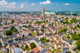 Lais Puzzle - Luftaufnahme der Stadt Chartres mit der Kathedrale. Eine UNESCO-Weltkulturerbestätte in Eure-et-Loir, Frankreich - 2.000 Teile