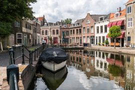 Lais Puzzle - Traditionelle hölzerne Segelschiffe im Wasserkanal. Alter historischer Hafen von Schiedam, die Niederlande - 2.000 Teile