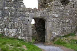 Lais Puzzle - Gewölbtes Steintor einer alten Burgruine in der Grafschaft Laois, Irland - 2.000 Teile