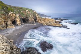 Lais Puzzle - Das berühmte Reiseziel "Cueva de los Patos Liles" ist ein fantastischer Strand mit drei Höhlen mit Blick auf den Pazifik, ein mysteriöser und magischer Ort wie in einer Fantasiewelt in Cobquecura, Chile - 2.000 Teile