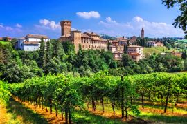 Lais Puzzle - Romantische Weinstraße mit mittelalterlichen Schlössern in Italien. Region Emilia Romagna, Dorf Levizzano - 2.000 Teile