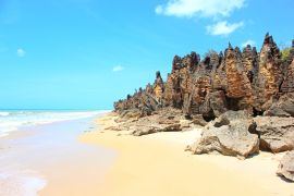 Lais Puzzle - Exotische Felsen am Strand von Tourinhos, in São Miguel do Gostoso, Rio Grande do Norte, Brasilien - 2.000 Teile