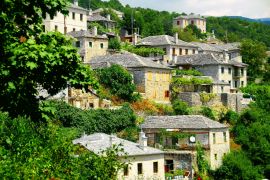 Lais Puzzle - Panoramablick auf das Dorf Vitsa, Gebiet Zagoria, Region Epirus, Nordwestgriechenland - 2.000 Teile