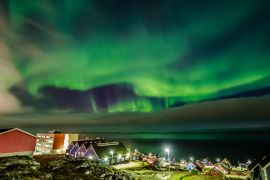Lais Puzzle - Grünes, helles, von den Wolken verdecktes Nordlicht über dem Inuit-Dorf am Fjord, Stadt Nuuk, Grönland - 2.000 Teile