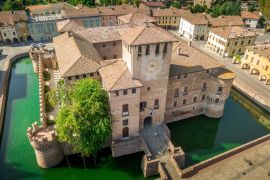 Lais Puzzle - Luftaufnahme der Burg Fontanellato mit grünem Wasser im Wassergraben nahe Parma, Italien - 2.000 Teile