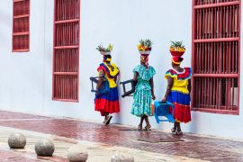 Lais Puzzle - Traditionelle Obst-Straßenverkäufer in Cartagena de Indias, genannt Palenqueras, vor dem Gebäude des Rathauses von Cartagena - 2.000 Teile