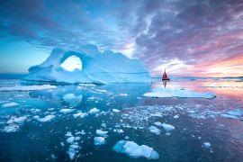 Lais Puzzle - Kleines rotes Segelboot, das zwischen schwimmenden Eisbergen im Disko-Gletscher während der Mitternachtssonne im Polarsommer kreuzt. Ilulissat, Grönland - 2.000 Teile