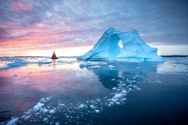 Lais Puzzle - Kleines rotes Segelboot, das zwischen schwimmenden Eisbergen im Disko Bay Gletscher während der Mitternachtssonne des Polarsommers kreuzt. Ilulissat, Grönland - 2.000 Teile