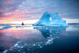 Lais Puzzle - Kleines rotes Segelboot, das zwischen schwimmenden Eisbergen im Disko Bay Gletscher während der Mitternachtssonne des Polarsommers kreuzt. Ilulissat, Grönland - 2.000 Teile