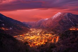 Lais Puzzle - Skyline von Andorra la Vella bei Sonnenuntergang Pyrenäen - 2.000 Teile