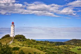 Lais Puzzle - Blick auf den Leuchtturm Dornbusch auf der Insel Hiddensee über der Ostsee, Mecklenburg, Deutschland. - 2.000 Teile