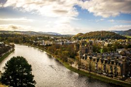 Lais Puzzle - Inverness Schottland Landschaft mit Gebäuden Architektur Inverness Reisen Schottland Konzept im Herzen der Highlands - 2.000 Teile