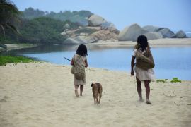Lais Puzzle - Kinder eines indigenen Stammes beim Spaziergang mit einem Hund am Strand, Tayrona, Kolumbien - 2.000 Teile