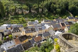 Lais Puzzle - Erhöhter Panoramablick auf die Stadt Larochette, Fiels oder Fels in Luxemburg vom Schloss Larochette - 2.000 Teile