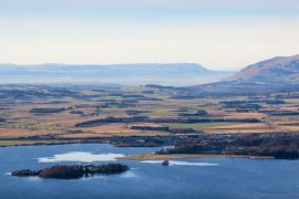 Lais Puzzle - Blick nach Westen von den Lomond Hills auf Kinross, Loch Leven und die entfernten Ochil Hills, Fife, Schottland - 2.000 Teile