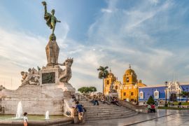 Lais Puzzle - Blick auf den Hauptplatz der Stadt Trujillo, Peru - 2.000 Teile